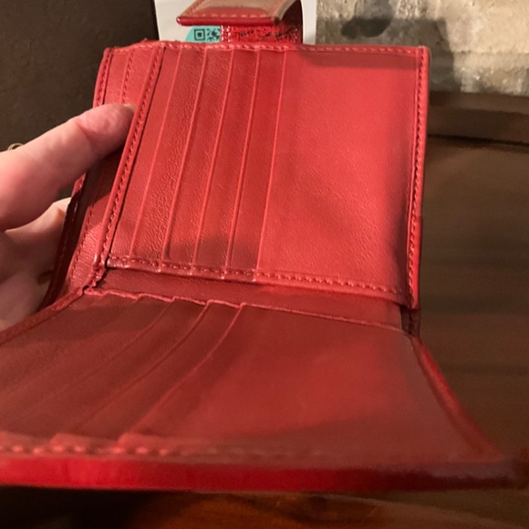 AUTHENTIC GUCCI RED PATENT LEATHER COMPACT WALLET - Picture 15 of 16